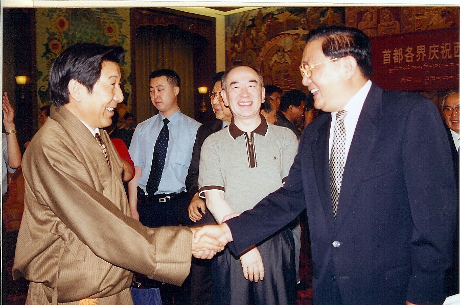 06 2001年5月23日中央政治局委員、中央書(shū)記處書(shū)記、國(guó)務(wù)委員羅干接見(jiàn)陳虹書(shū)記、拉巴平措總干事~1.jpg