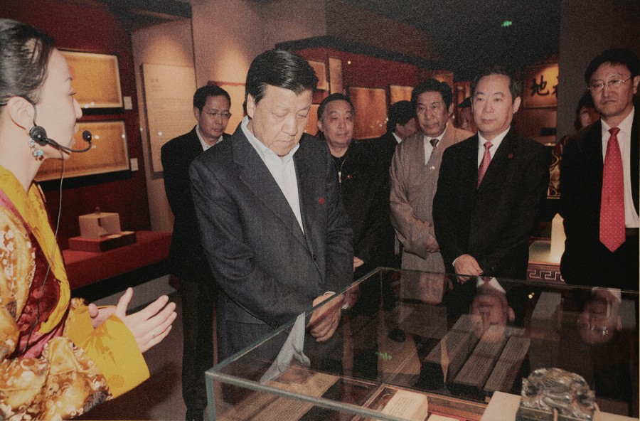 01 2010年3月28日中央政治局委員、中央書記處書記、中央宣傳部部長劉云山參觀西藏文化博物館~1.jpg