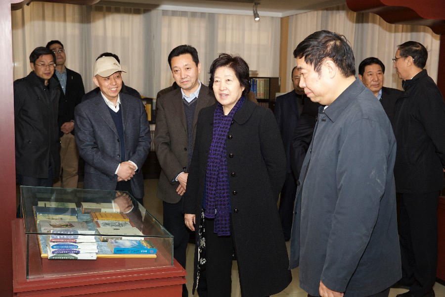 02 2015年2月12日中央政治局委員、中央統(tǒng)戰(zhàn)部部長孫春蘭在藏研中心調(diào)研~1.jpg