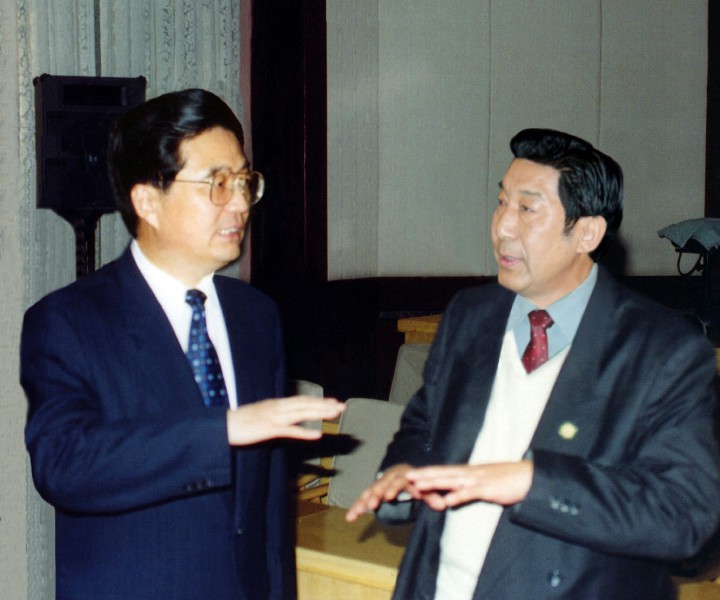 02 2000年10月26日中央政治局常委、國家副主席胡錦濤與拉巴平措總干事交談~1.jpg