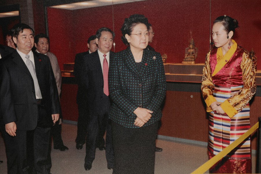 04 2010年3月28日中央政治局委員、國(guó)務(wù)委員劉延?xùn)|參觀西藏文化博物館~1.jpg